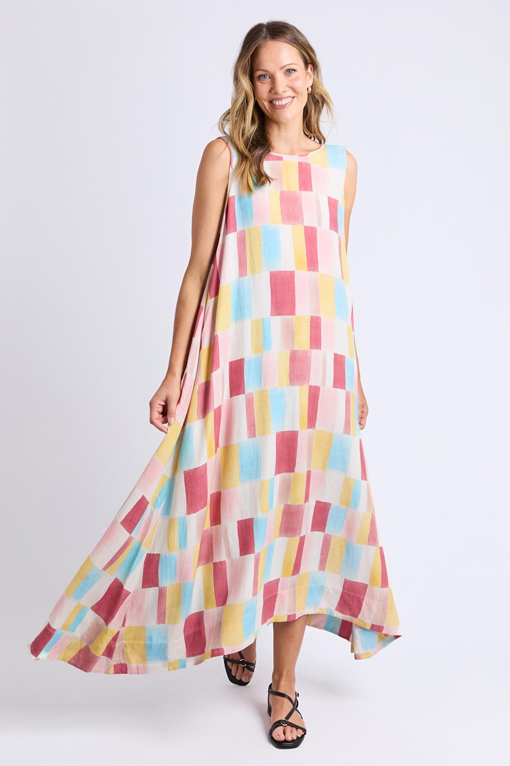 A model wearing the Cinque Linen Blend Dress in colour Cinquet, from the front, showing the whole outfit