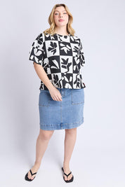 A model wearing the Splice Cotton Tee in colour Blackwhite, from the front, showing the whole outfit