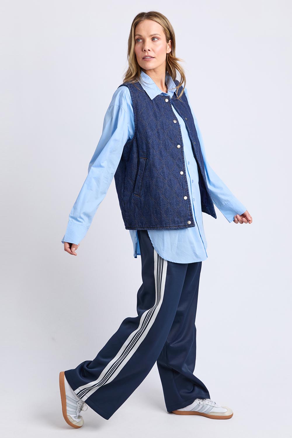 A model wearing the York Pants in colour Navy (Blue), from the front, showing the whole outfit