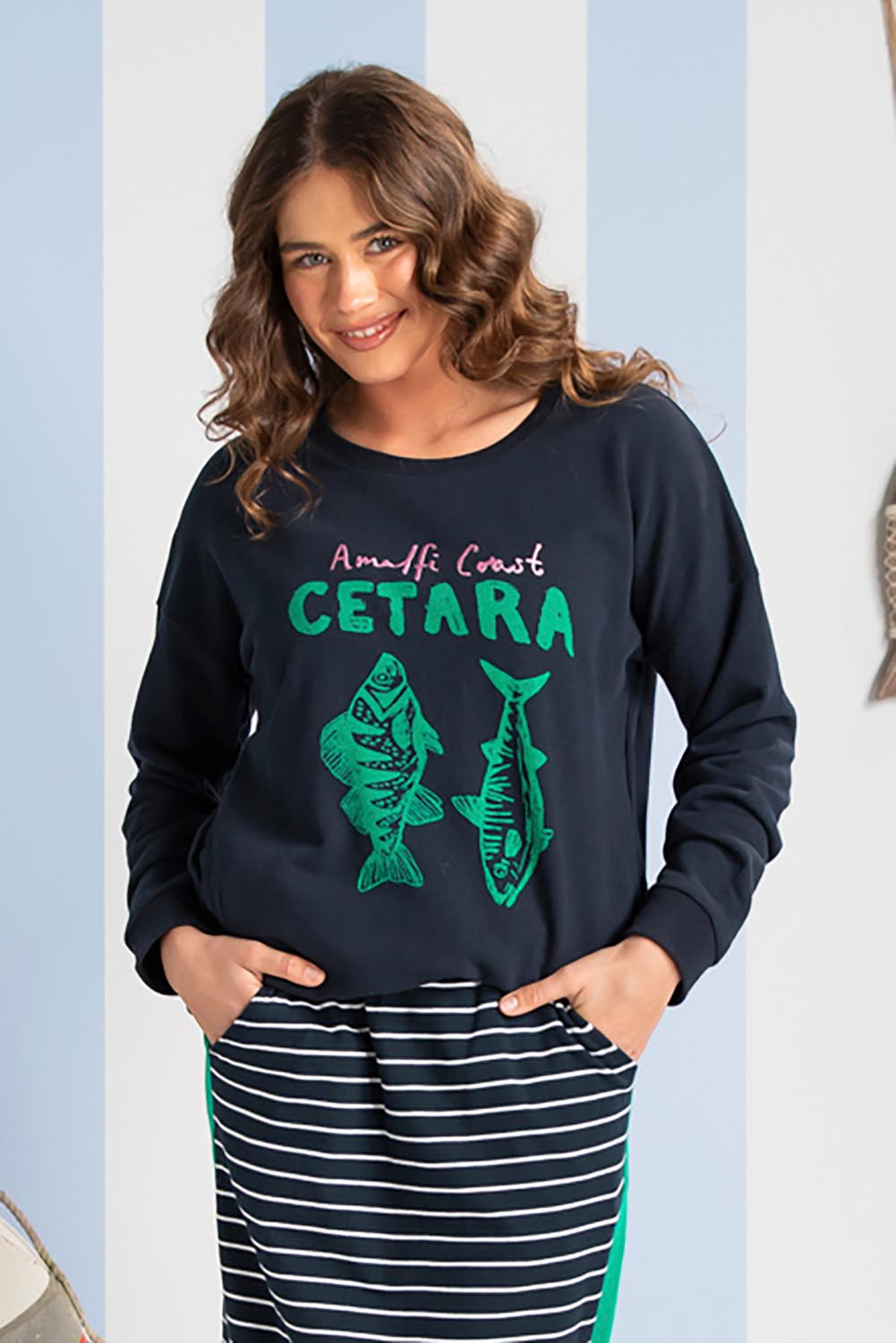 A model wearing the Cetara Crew in colour Navy (Blue), from the front, showing the whole outfit