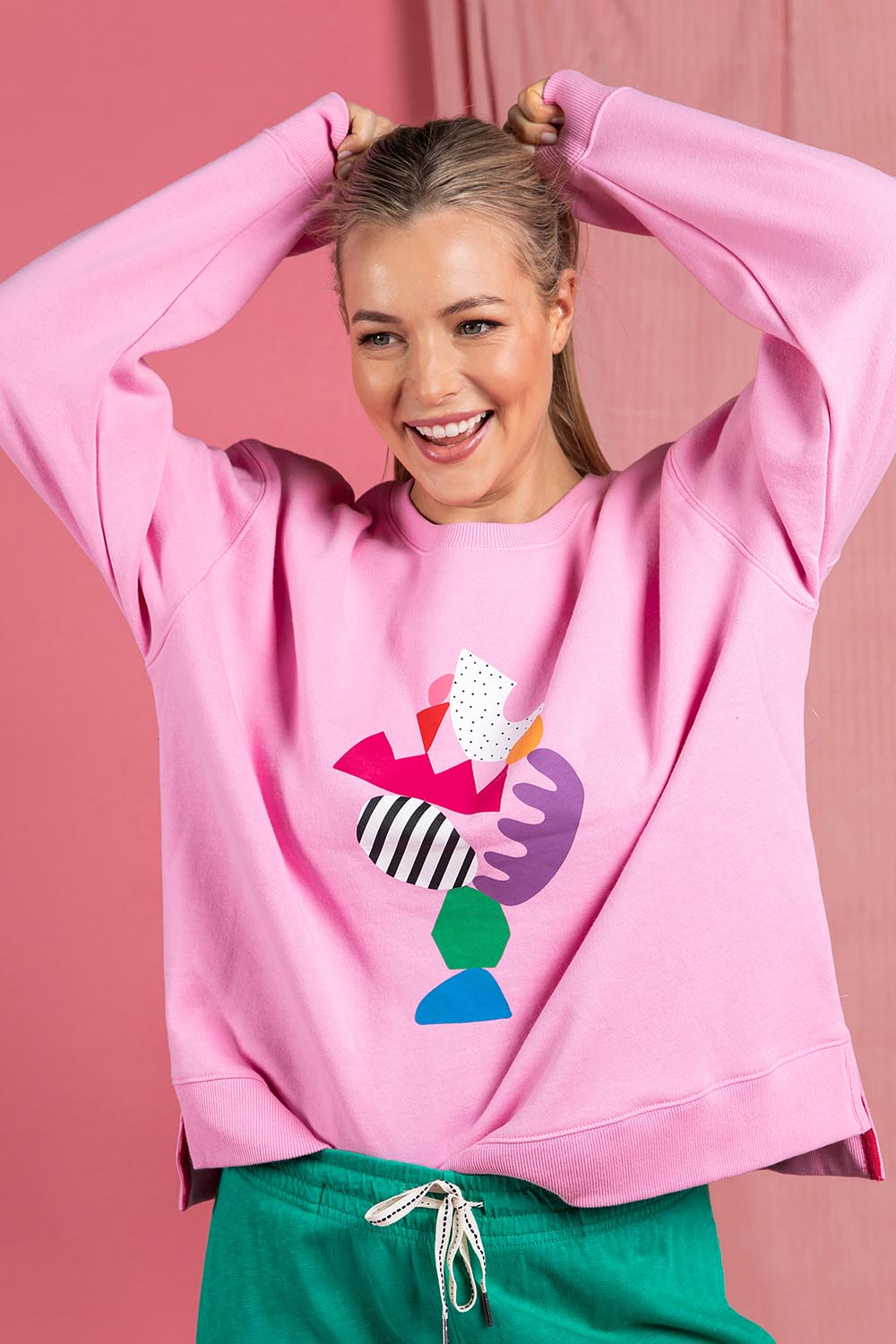 Model Genericm wearing size sample of the Deb Mcnaughton Crew – Prettypink in colour Prettypink, in a cropped view