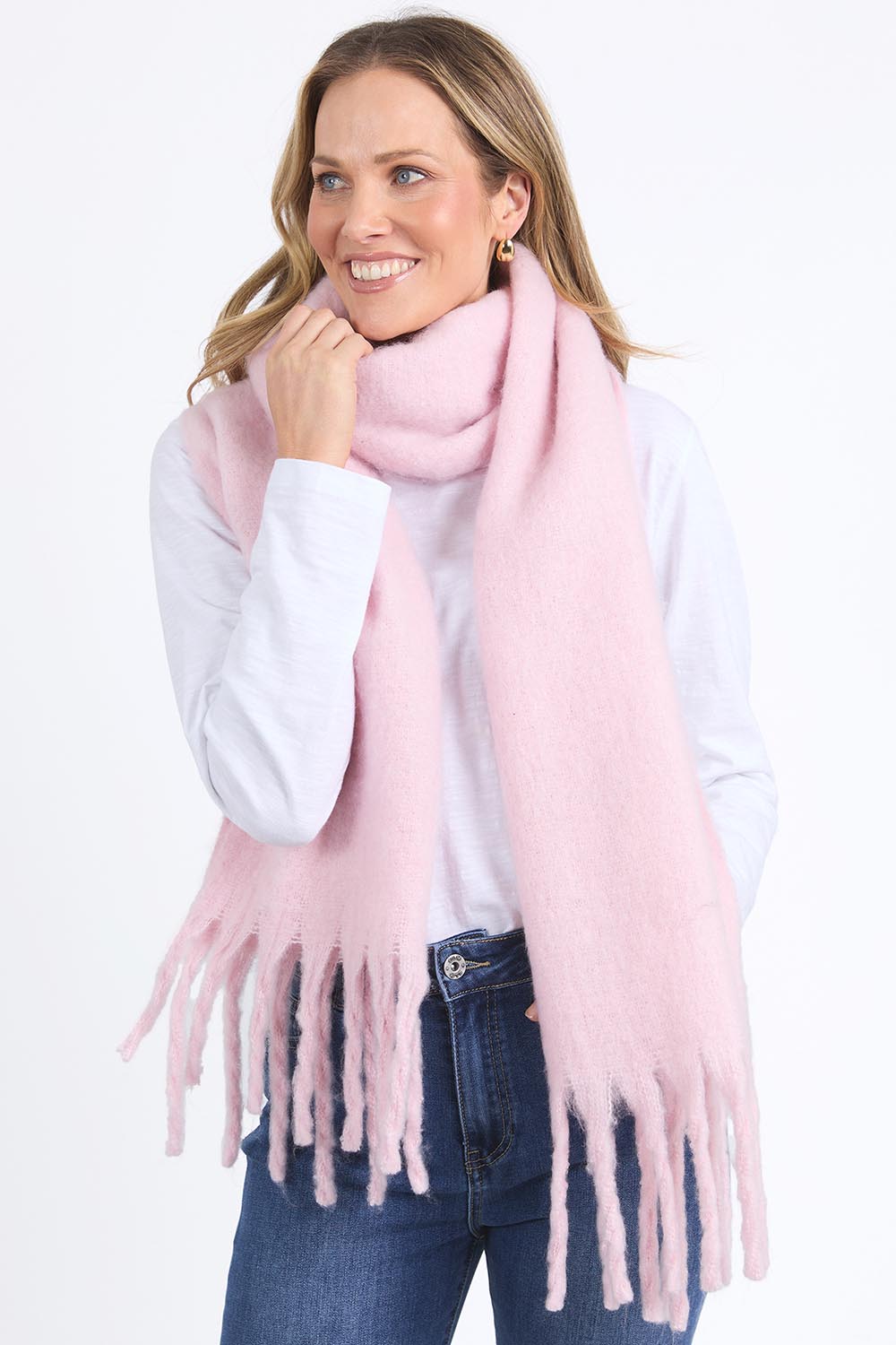 A model wearing the Cosy Scarf in colour Pinkblush (Pink), from the front, cropped image