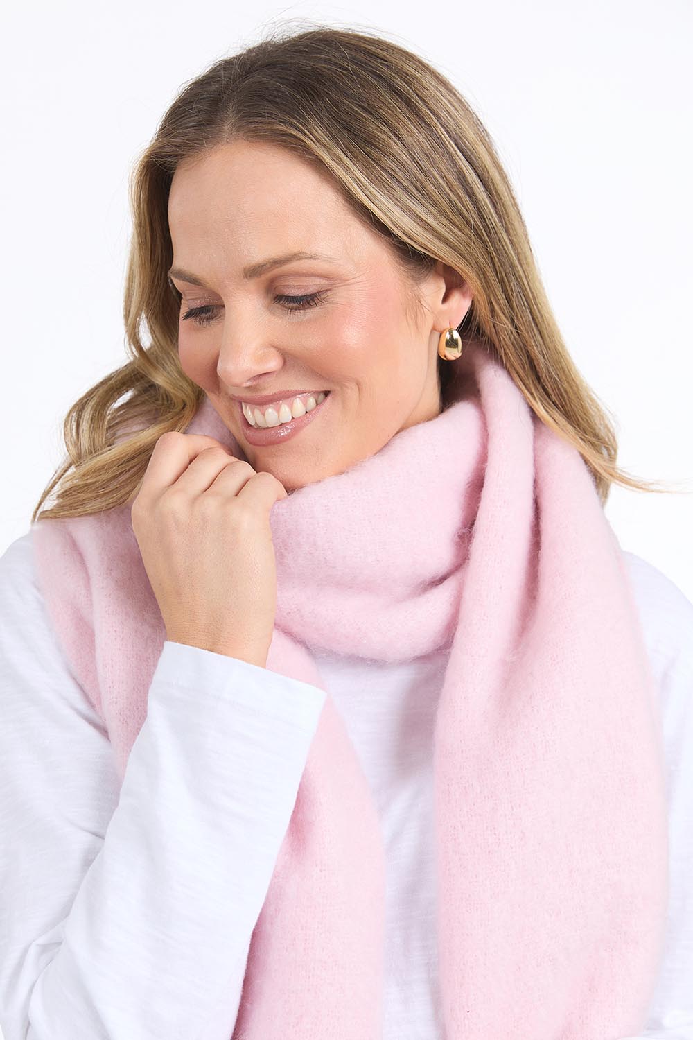 A model wearing the Cosy Scarf in colour Pinkblush (Pink), from the front, cropped image