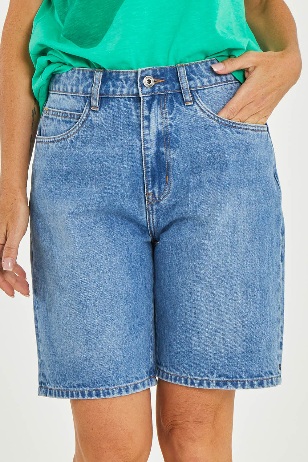 Model Luisa wearing size 10 of the Eden Denim Shorts in colour Denim (Blue), from the front, cropped image