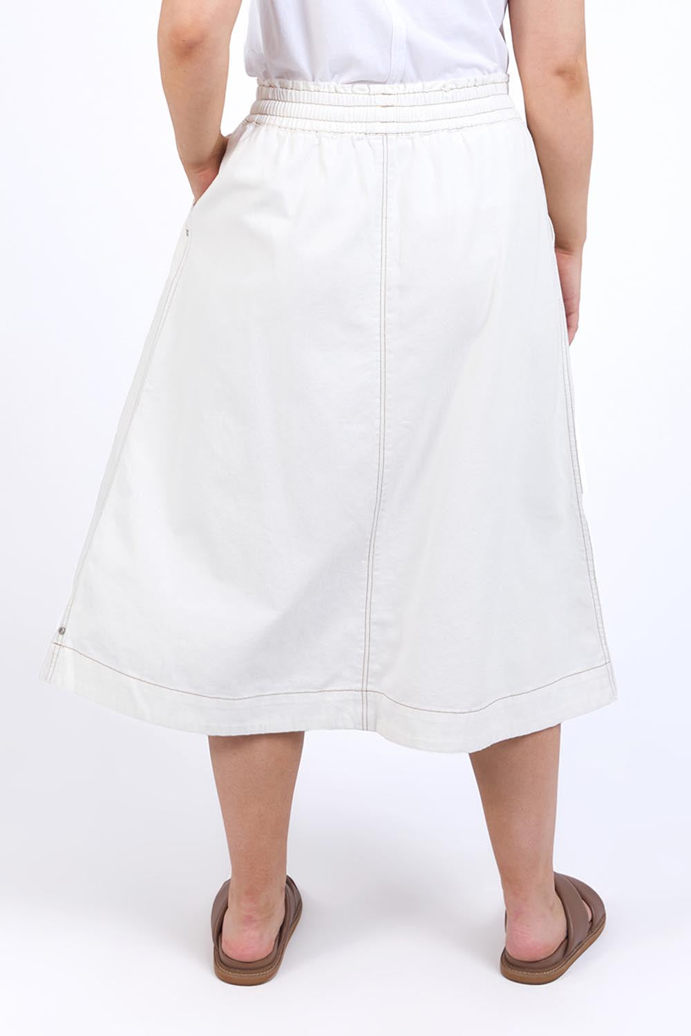A model wearing the Fundamental Greta Denim Skirt in colour Vintgwhite (White), from the back
