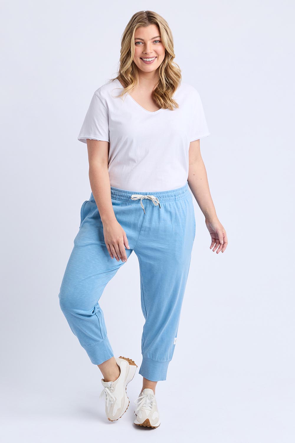 A model wearing the Fundamental Brunch Cotton Pant in colour Duskblue (Blue), from the front, showing the whole outfit