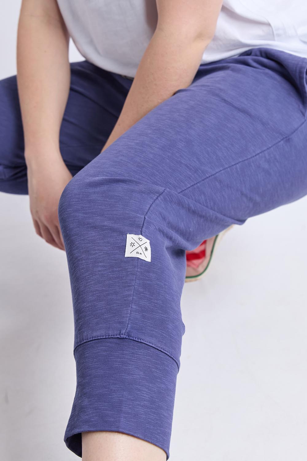 A model wearing the Fundamental Brunch Cotton Pant in colour Vintagebl (Blue), from the front, cropped image