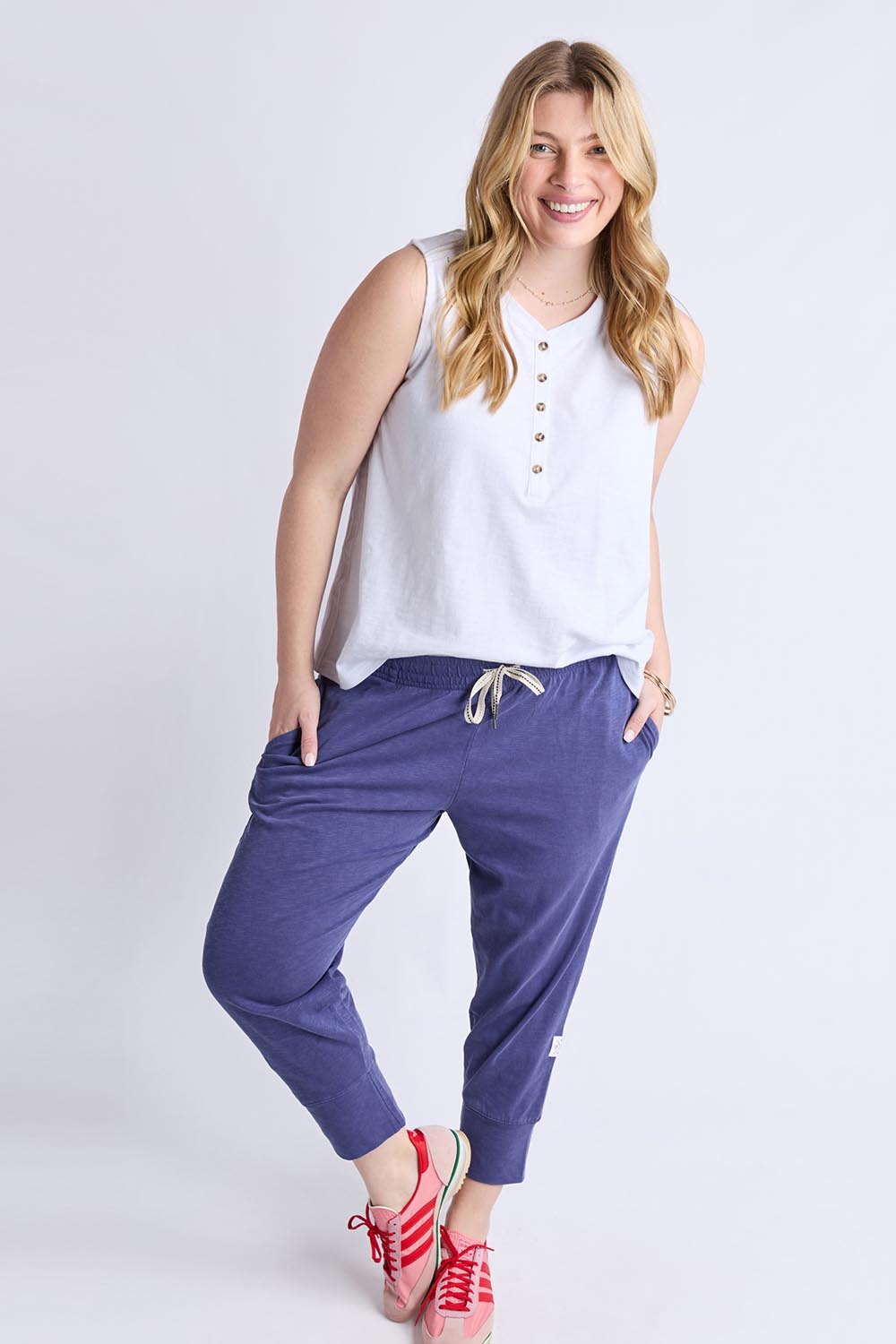 A model wearing the Fundamental Brunch Cotton Pant in colour Vintagebl (Blue), from the front, showing the whole outfit