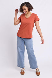 Model Genericm wearing size sample of the Fundamental Pima Vee Tee – Earthbrown in colour Earthbrown, from the front