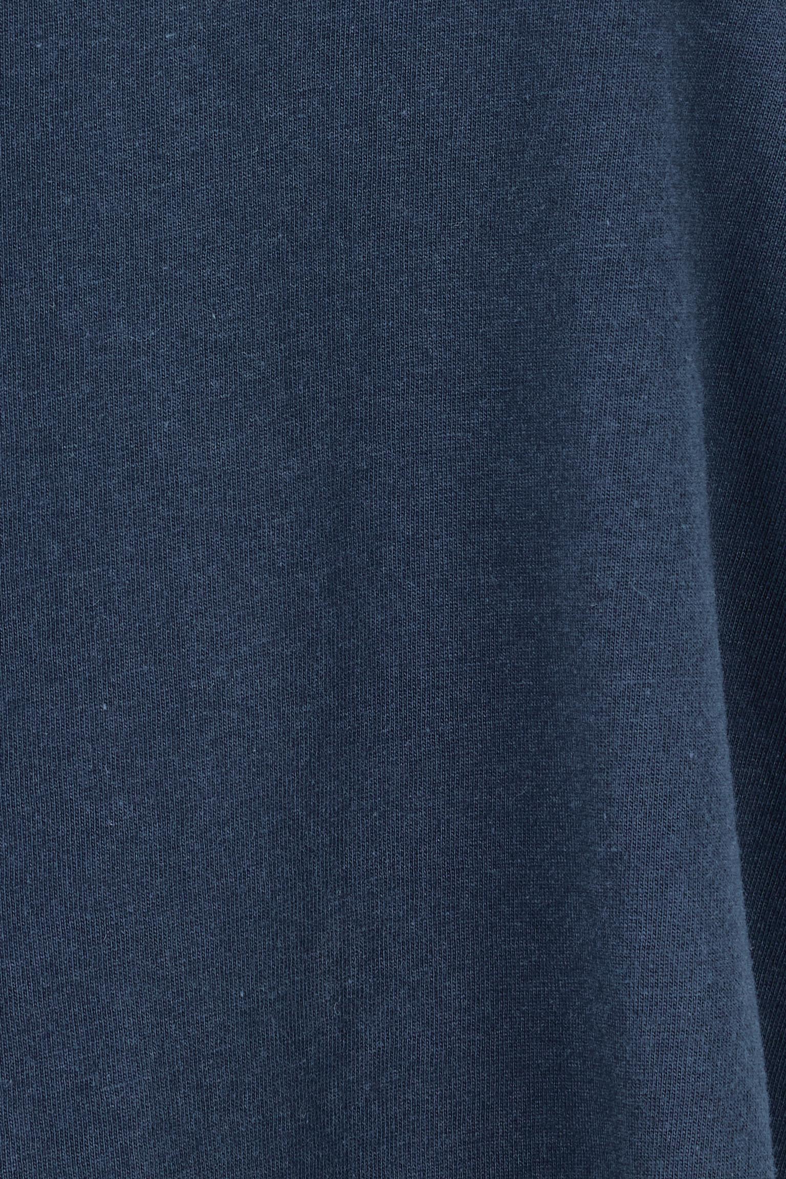Product shot of the Fundamental Pima Cotton Vee Tee in colour Navy (Blue), detail