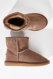 A model wearing size 7 of the Platinum Stinger Mini Ugg Boots in colour Mushroom, from the front, showing the whole outfit