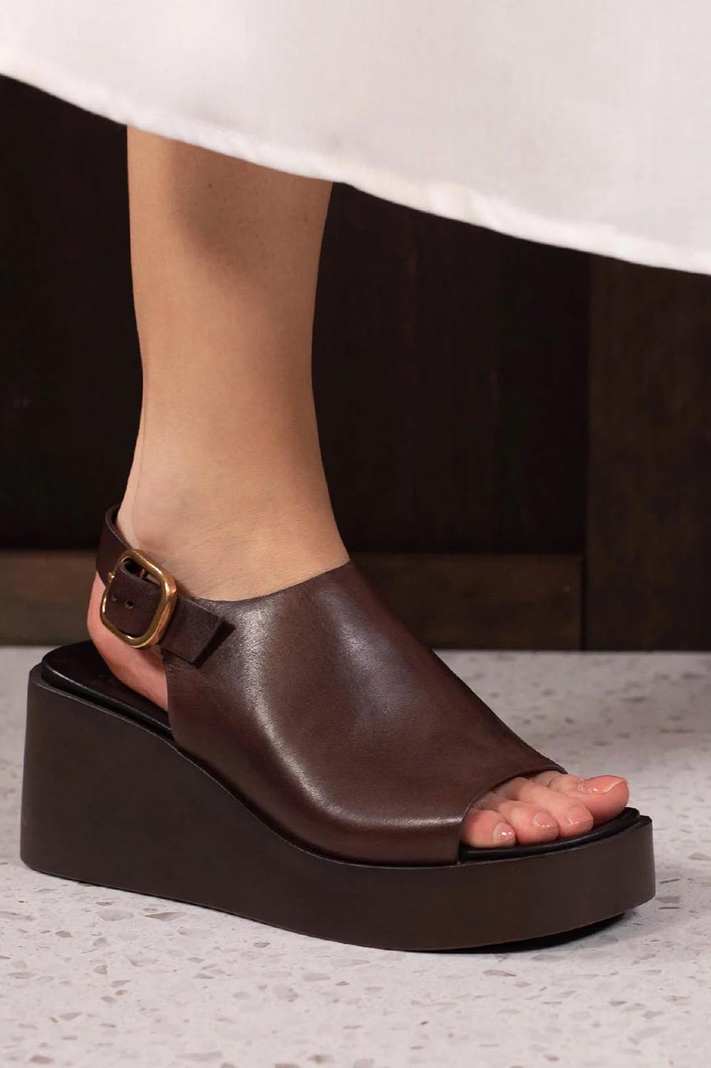 Product shot of the Ariani Sandal - Chestnut in colour Chestnut, from the front