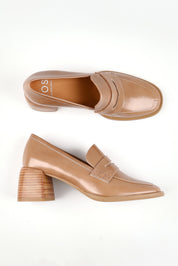 A model wearing size 37 of the Chance Leather Heel Loafer in colour Latte, from the front, showing the whole outfit