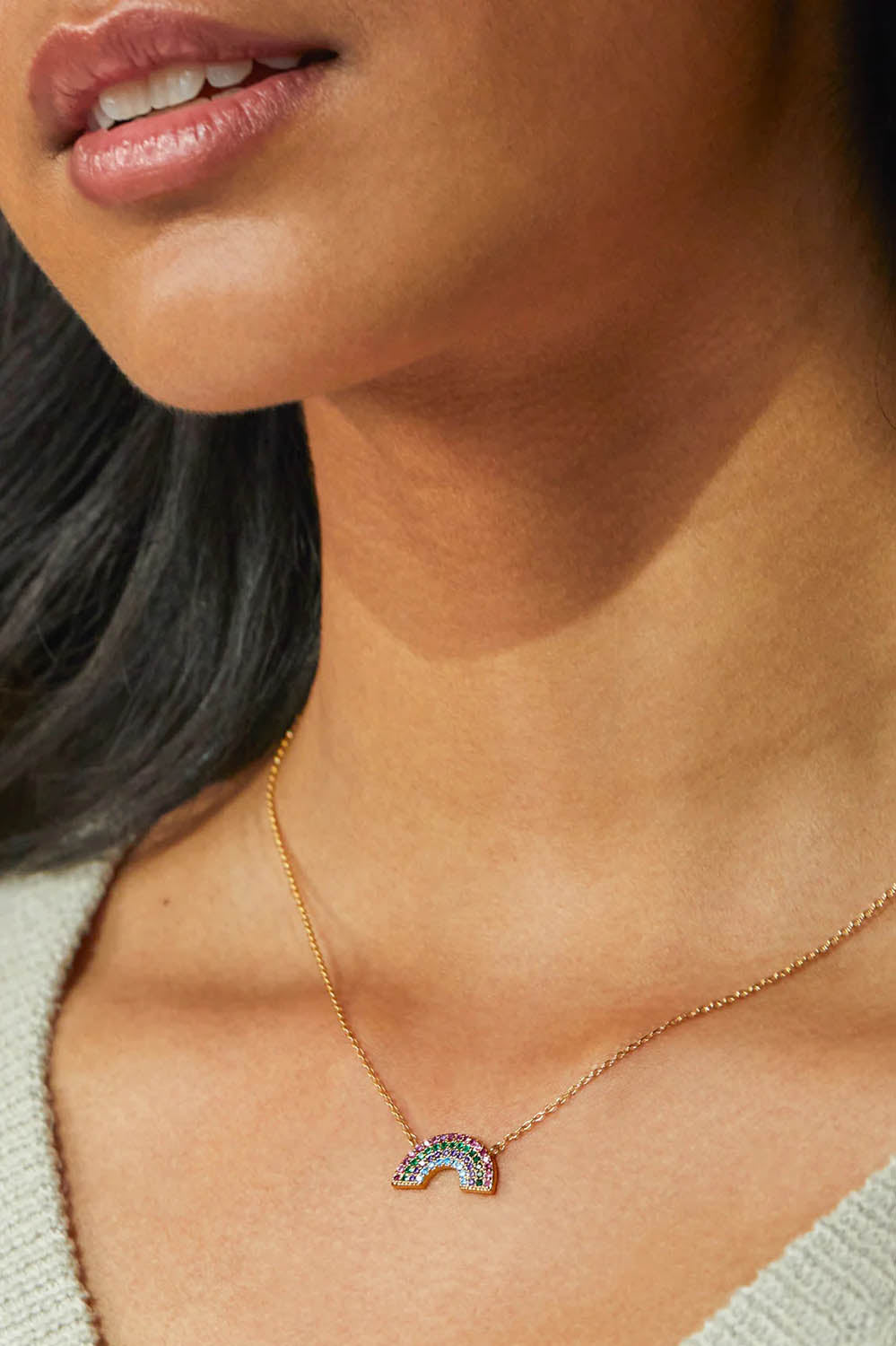 A model wearing the Full Rainbow Necklace in colour Gold (Metallics), from the front, showing the whole outfit