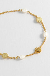 Product shot of the Flower Pearl Hammered Disc Bracelet in colour Goldpearl (Metallics), detail