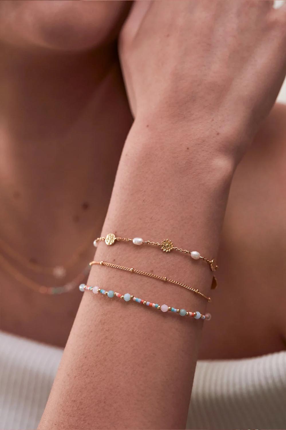 Model Genericm wearing size sample of the Mini Mixed Duo Chain Bracelet – Goldmulti in colour Goldmulti, from an angle