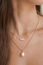 Model Genericm wearing size sample of the Beaded Chain & Pearl Necklace – Goldpearl in colour Goldpearl, in a cropped view