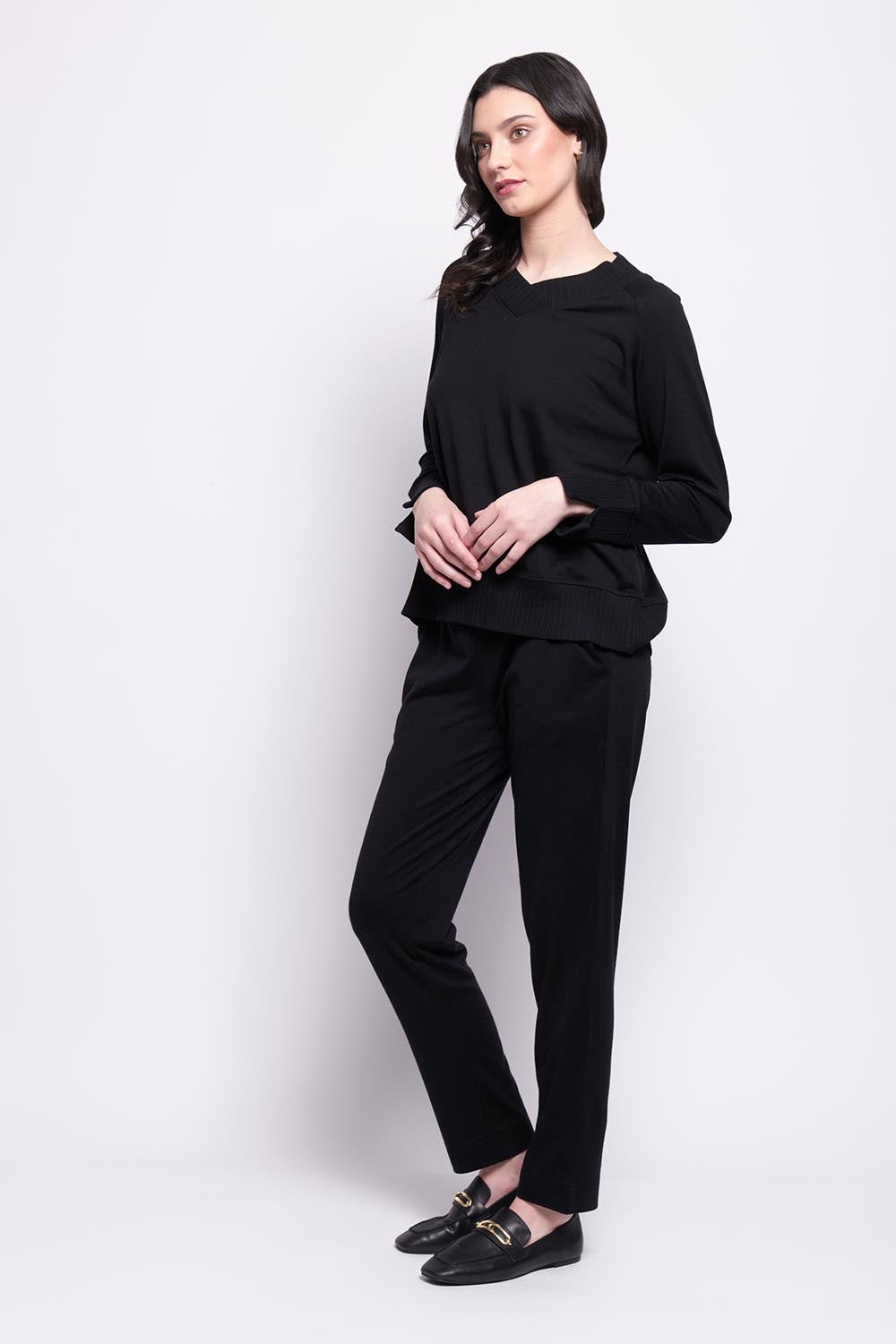 A model wearing the Merino Lazy Sunday Jogger in colour Black (Black), from the front, showing the whole outfit