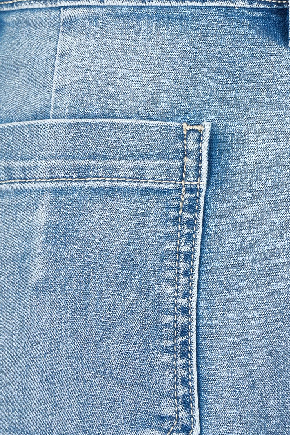Product shot of the Jean Queen Crop in colour Bluewash (Blue), detail