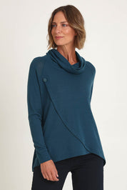 Model Riina wearing size S of the Good Stakes Top in colour Green (Green), from the front, cropped image