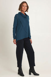 Model Riina wearing size S of the Good Stakes Top in colour Green (Green), from the front, showing the whole outfit