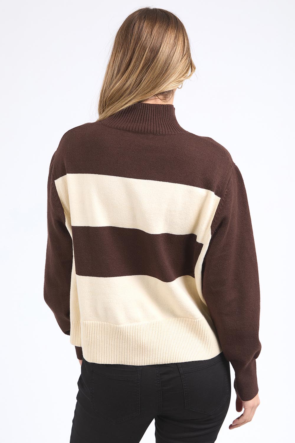 A model wearing the Canterbury Knit in colour Coffeevwhi, from the back