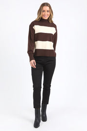 A model wearing the Canterbury Knit in colour Coffeevwhi, from the front, showing the whole outfit