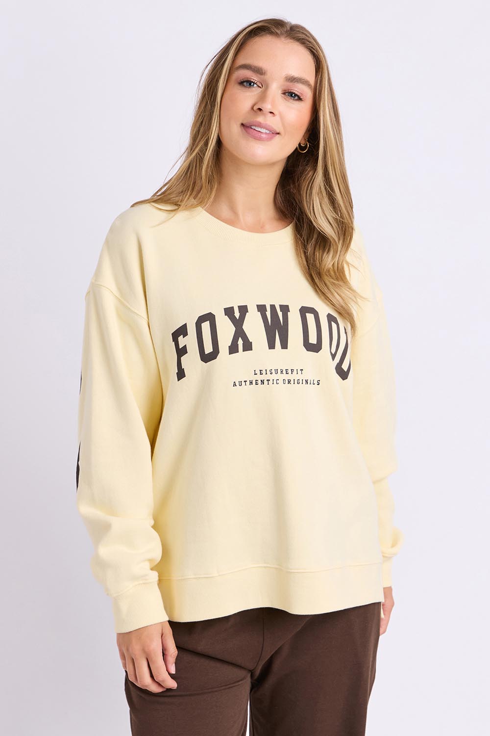 Model Genericm wearing size sample of the Elements Interval Cotton Crew – Buttercrea in colour Buttercrea, in a cropped view