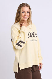 Model Genericm wearing size sample of the Elements Interval Cotton Crew – Buttercrea in colour Buttercrea, in a cropped view