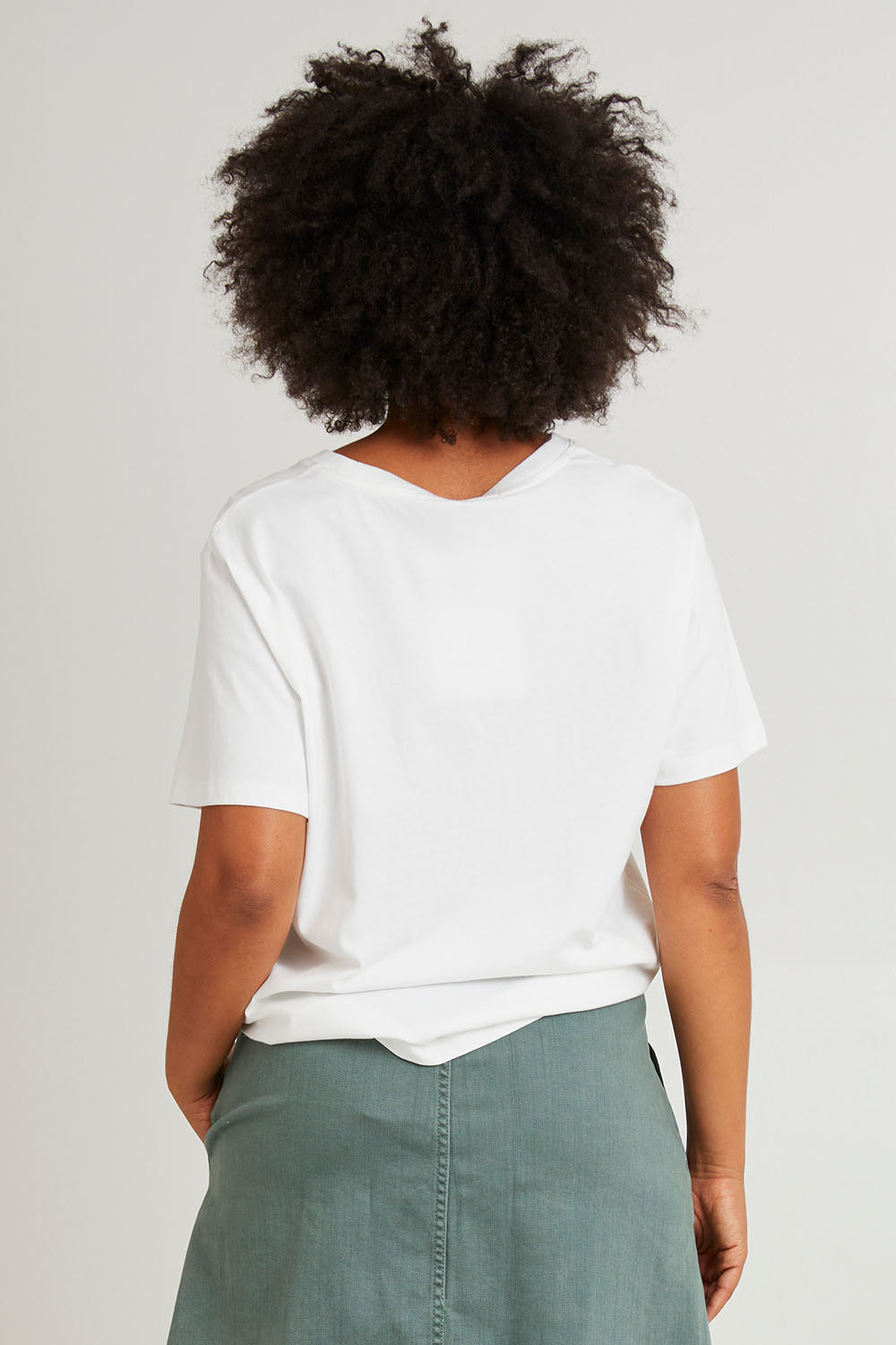 Model Olivia wearing size 10 of the Etched Cotton Geo Tee in colour Vinwhite (White), from the back