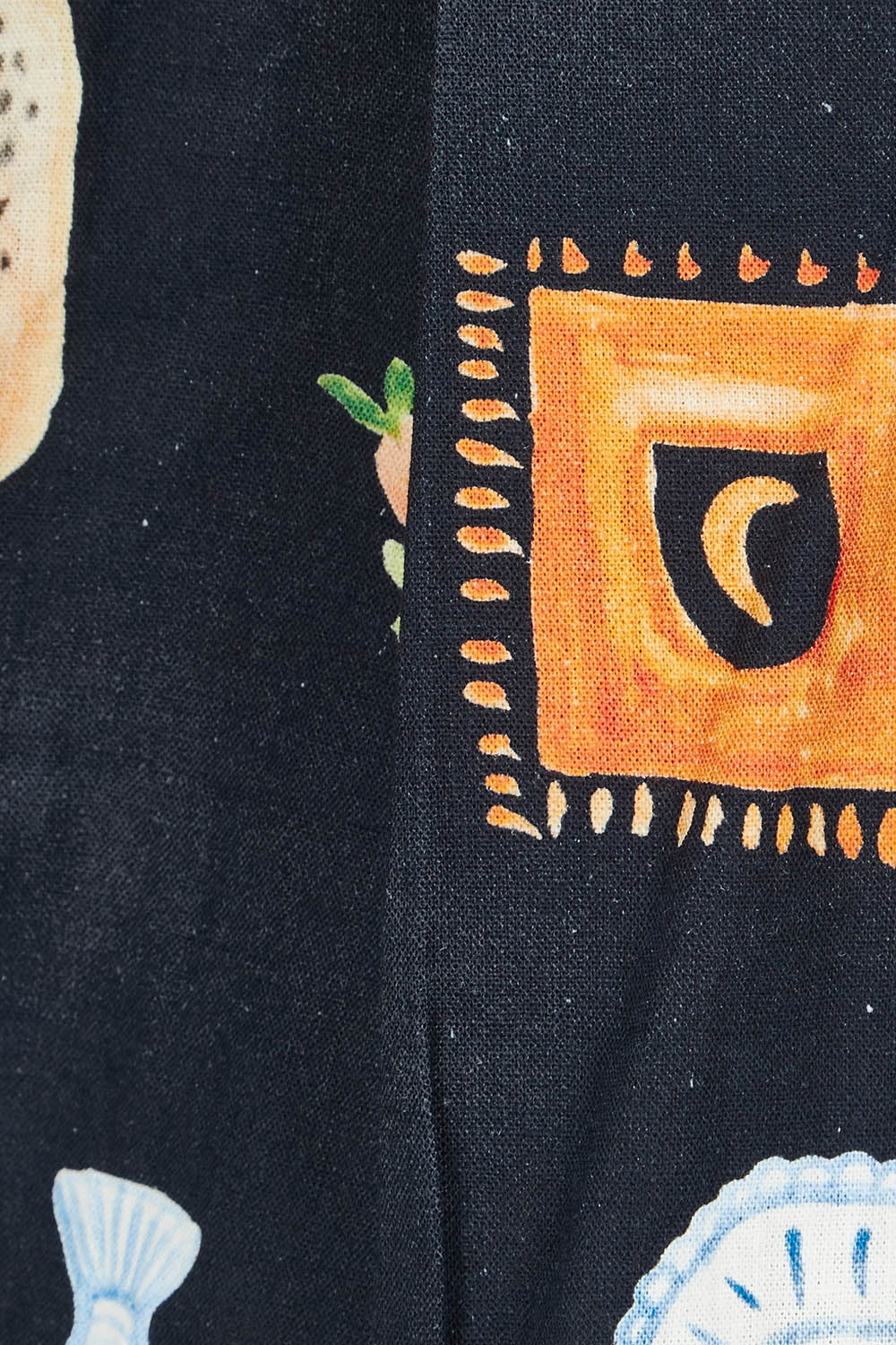 Product shot of the Italian Summer Linen Blend Shirt in colour Print (Black), detail