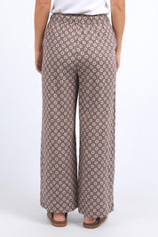 A model wearing the Lui Geo Linen Blend Pant in colour Luigeo, from the back