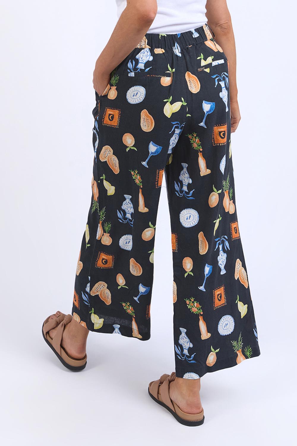 A model wearing the Italian Summer Linen Blend Pants in colour Print (Black), from the back