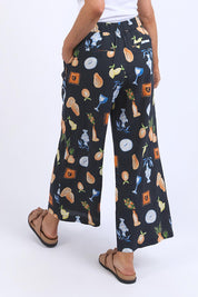 A model wearing the Italian Summer Linen Blend Pants in colour Print (Black), from the back