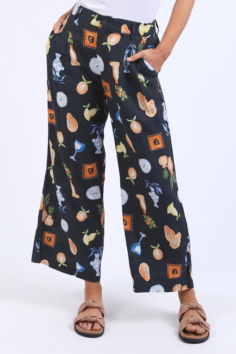 A model wearing the Italian Summer Linen Blend Pants in colour Print (Black), from the front, cropped image