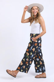 A model wearing the Italian Summer Linen Blend Pants in colour Print (Black), from the front, showing the whole outfit