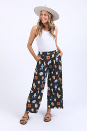 A model wearing the Italian Summer Linen Blend Pants in colour Print (Black), from the front, showing the whole outfit