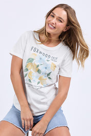 A model wearing the Limoncello Cotton Tee in colour Vinwhite (White), from the front, cropped image