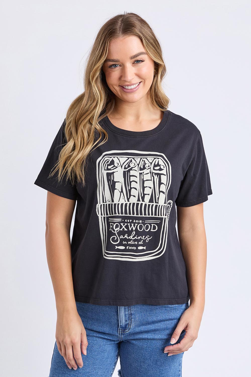 A model wearing the Pesce Cotton Tee in colour Wshedblk (Black), from the front, cropped image