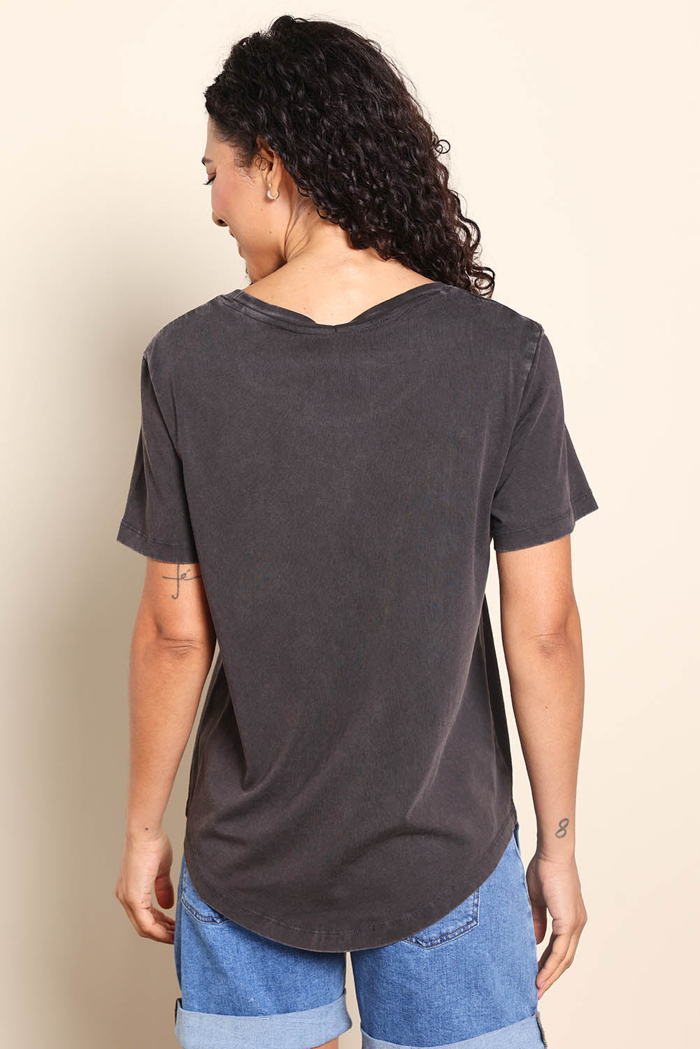Model Pamelar wearing size 10 of the Voyage Tee – Wshedblack in colour Wshedblack, from the back