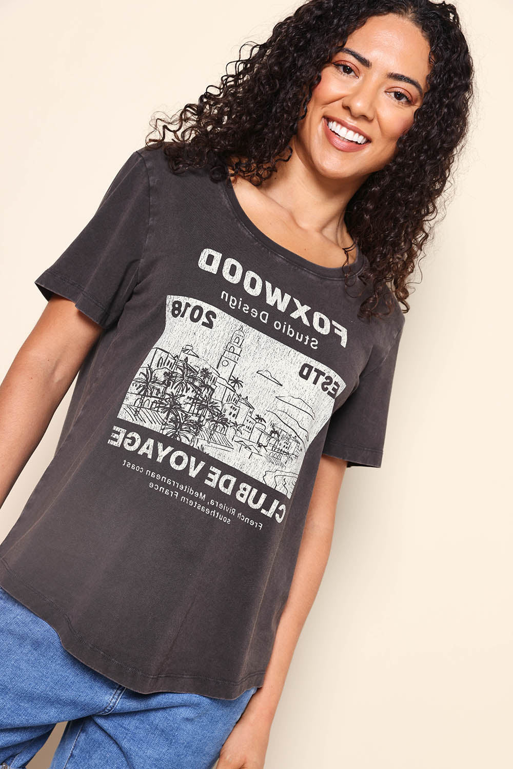 Model Pamelar wearing size 10 of the Voyage Tee – Wshedblack in colour Wshedblack, in a cropped view