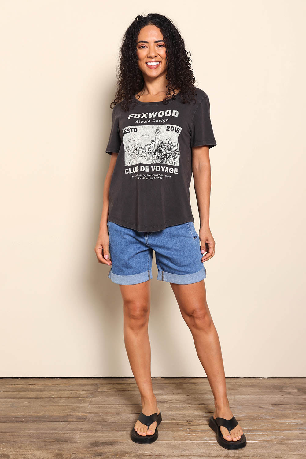 Model Pamelar wearing size 10 of the Voyage Tee – Wshedblack in colour Wshedblack, from the front