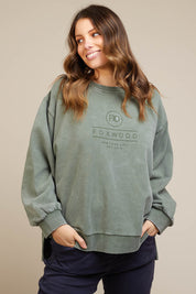 A model wearing the Everyday Crew in colour Greenmist (Green), from the front, showing the whole outfit