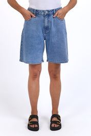 A model wearing the Elements Harley Short in colour Lightblue (Blue), from the front, cropped image
