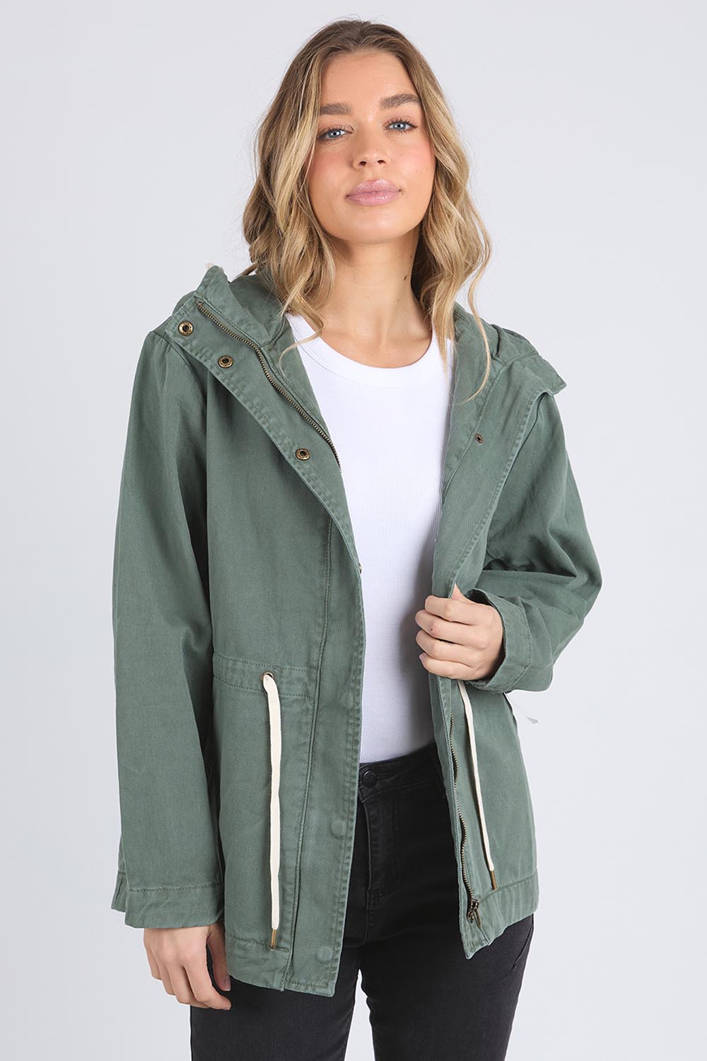 A model wearing the Elements Kingston Cotton Anorak in colour Khaki (Green), from the front, cropped image