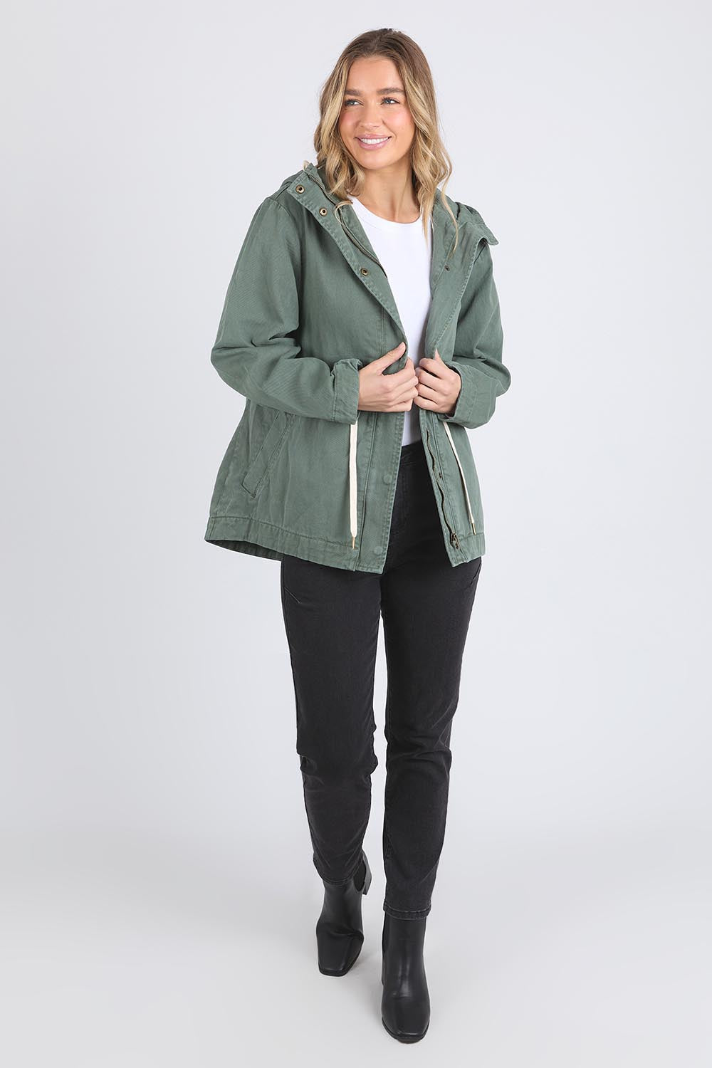A model wearing the Elements Kingston Cotton Anorak in colour Khaki (Green), from the front, showing the whole outfit