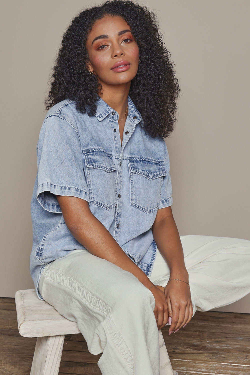 Model Ziara wearing size 10 of the Daisy Denim Ss Shirt in colour Lightblue (Blue), from the front, showing the whole outfit