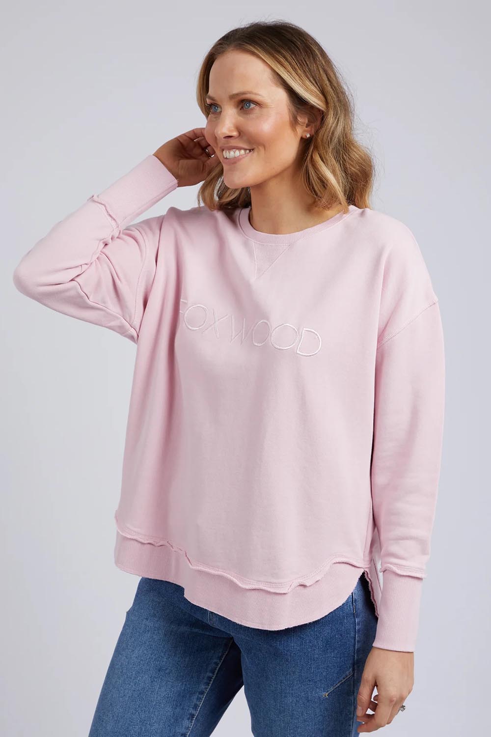 A model wearing the Elements Simplified Cotton Crew in colour Blossom (Pink), from the front, cropped image