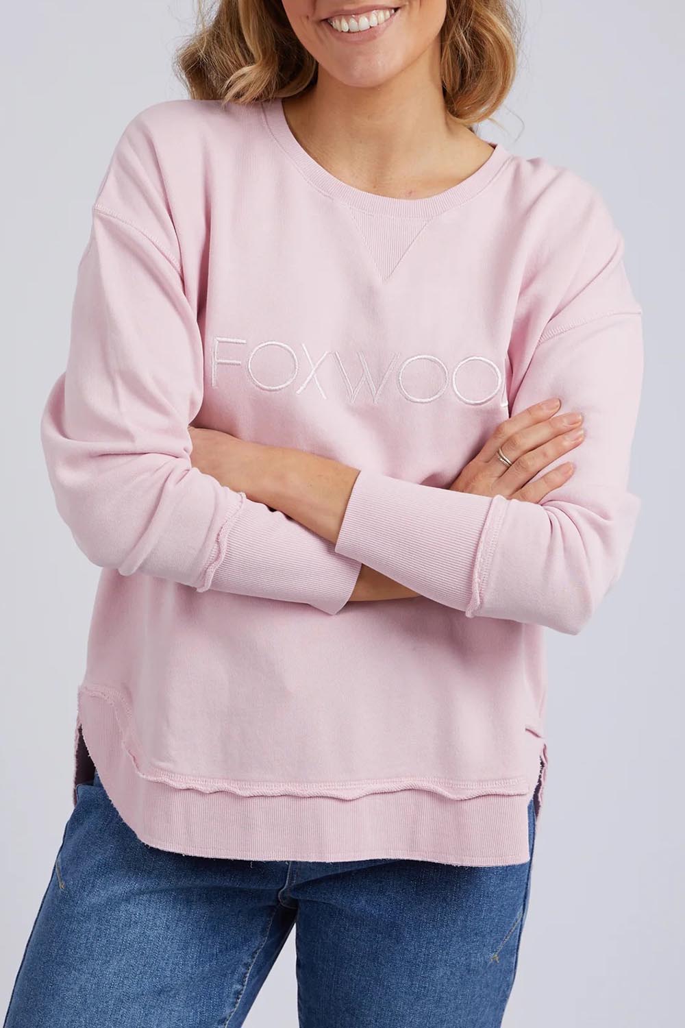 A model wearing the Elements Simplified Cotton Crew in colour Blossom (Pink), from the front, cropped image