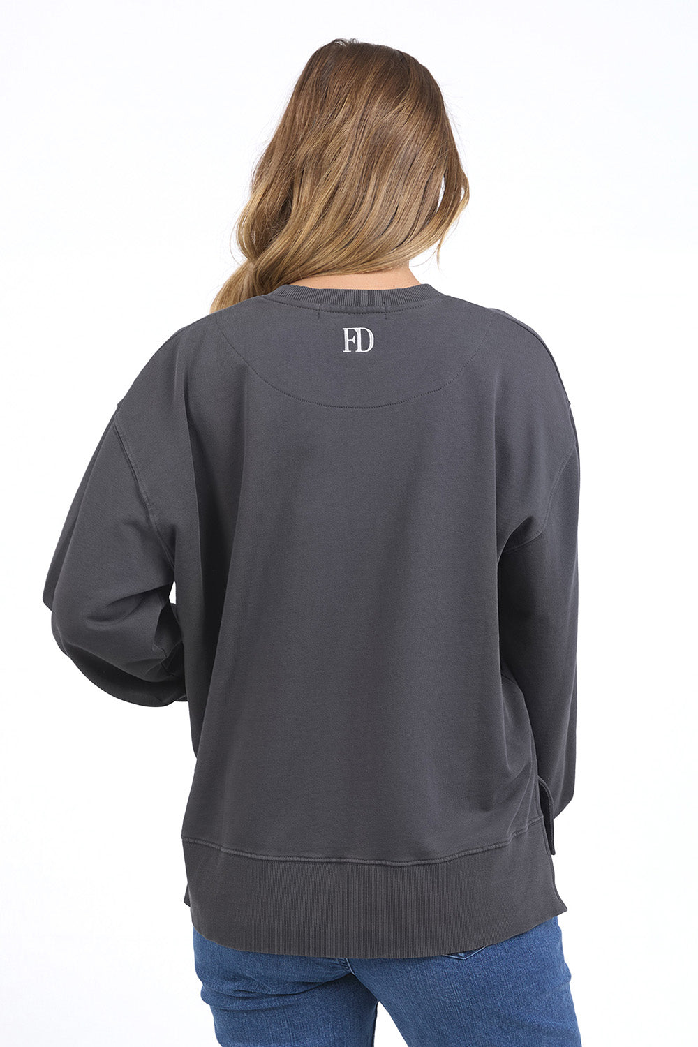 A model wearing the Effortless Cotton Crew in colour Irongrey (Grey), from the back
